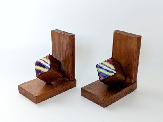Image 1 of Fermalibri in legno di metà secolo con cubo smaltato, design geometrico modernista, anni '60