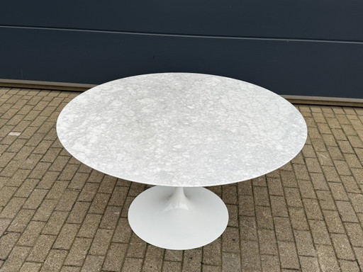 Originele ronde Knoll Tulip eettafel (137cm) Carrara marmer