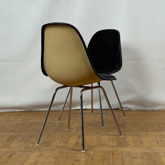 Image 1 of Vintage Herman Miller DSX glasvezel stoel van Ray & Charles Eames, 1971 - Mid Century Modern Icoon, zwarte bekleding