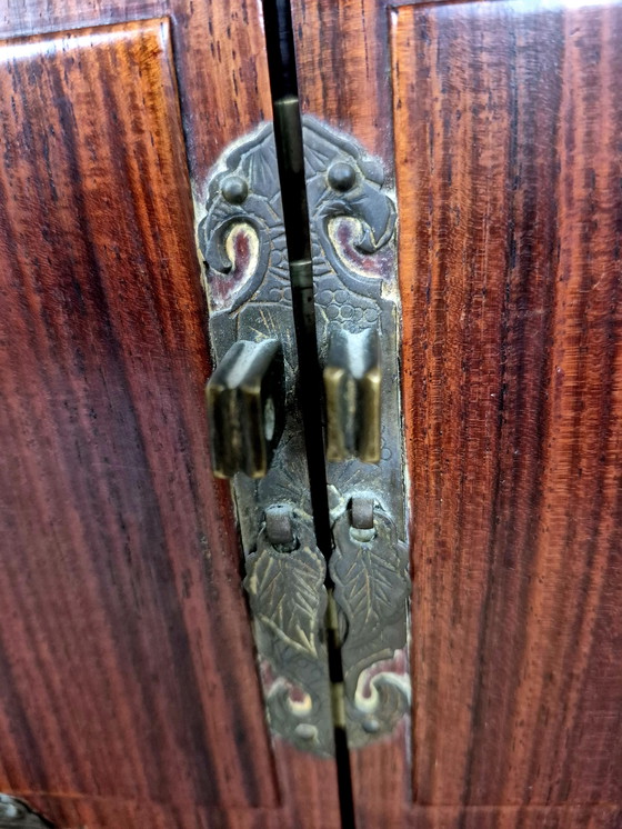 Image 1 of Antico portagioie cinese in palissandro con accessori in ottone
