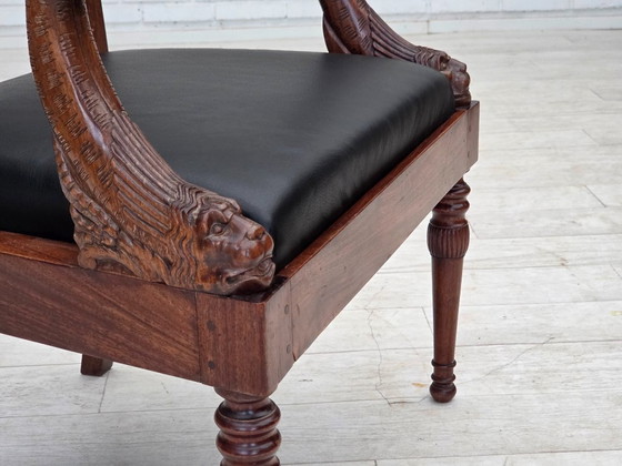 Image 1 of Jaren 1920-1930, Set van 2 fauteuils, ontwerp naar Georges Jacob, gesneden teakhout, leer, opnieuw gestoffeerd.