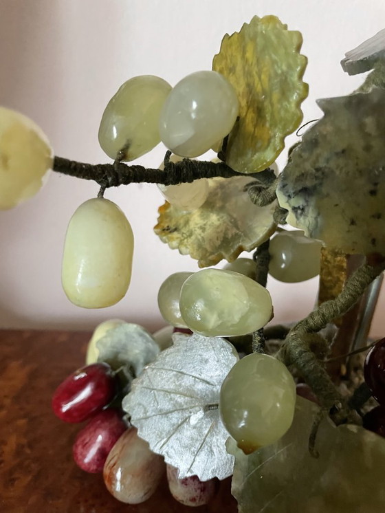 Image 1 of Wijnrank met bladeren en druiven in steen en bewerkte jade, China, midden 20e eeuw