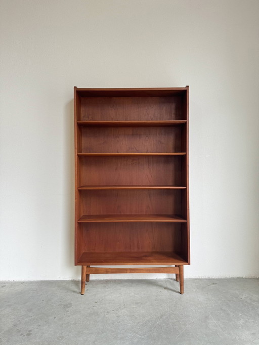 Vintage Boekenkast Taps Toeloepend Teak