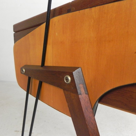 Image 1 of Coffre à couture vintage, coffre de rangement pliable à pieds inclinés, années 1950