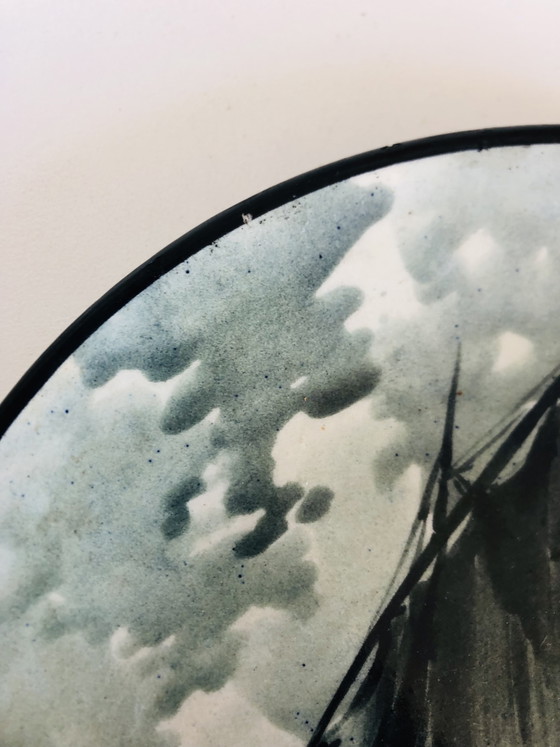 Image 1 of Plat en céramique au décor de marine en grisaille à main levée 