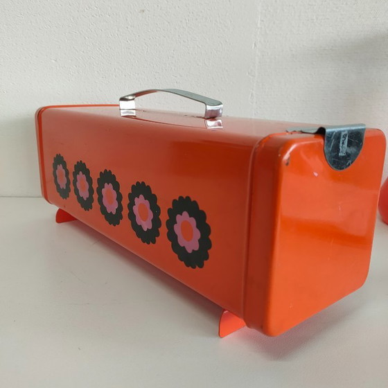 Image 1 of Juego de pulverizador de plantas de plástico Tiger de los años 70 (raro) y lata de almacenamiento/galletas Brabantia