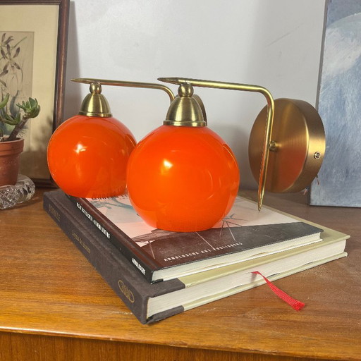 Coppia di Applique a globo in vetro opalino arancione e ottone
