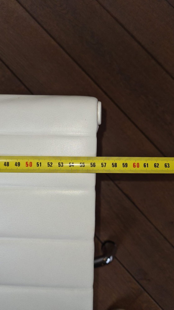 Image 1 of Vitra Aluminum Chair EA 124 - Snow Leather