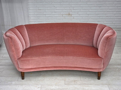 Canapé courbé danois 2 places des années 1970, velours d'ameublement rose saumon d'origine.