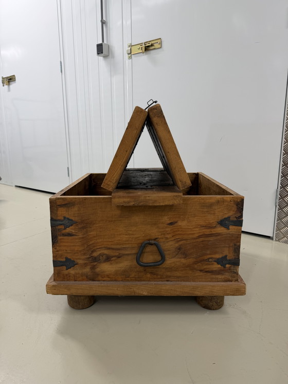 Image 1 of Mexican pine coffee table / storage chest