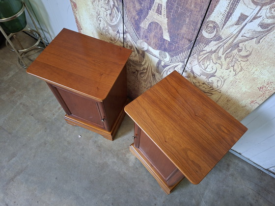 Image 1 of Comodini classici inglesi, mobili per camera da letto, dimensioni 41x33cm e altezza 62cm.