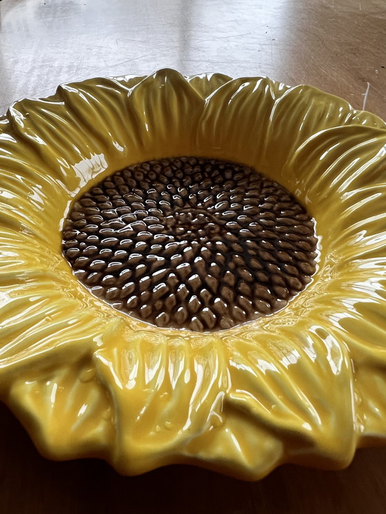 Image 1 of Zonnebloem keramische schaal. Stijl Caldas da Rainha