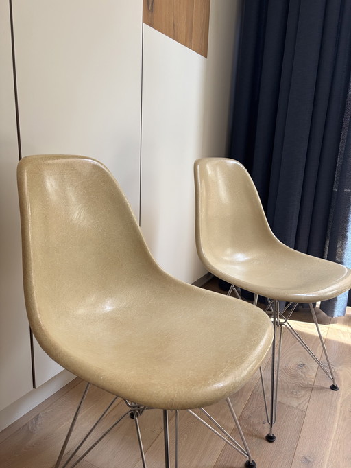 2x Eames Miller Vitra DSR Glasvezel Side Chairs – Pergament
