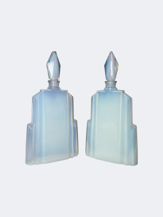 Image 1 of Paar opalisierende Art-déco-Parfümflakons aus Sabino-Glas – Seltenes französisches Parfümflakon-Set aus Opalglas