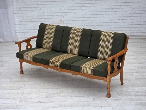 Image 1 of Deense driezitsbank uit de jaren 70, bekleed met groene meubelwol en gemaakt van massief eikenhout.