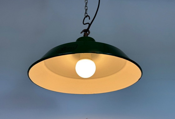 Image 1 of Industriële groene emaille fabriekshanglamp van Revo, jaren 50