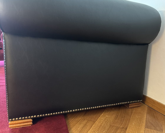 Image 1 of Chesterfield bank in zwart kunstleer met studded details, jaren 2000