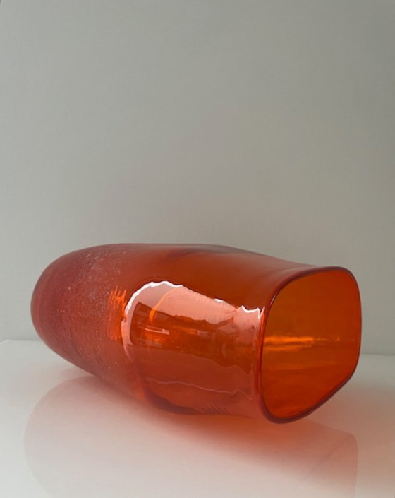 Image 1 of Jarrón soplado a mano en vidrio naranja intenso.