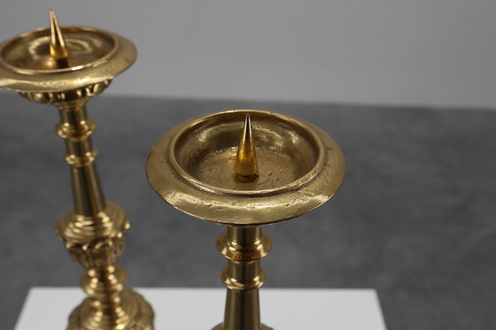 Image 1 of Paar grote antieke gedecoreerde bronzen kerkkandelaars, Frankrijk ca. 1900