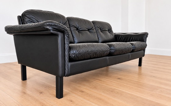 Divano vintage danese a 3 posti in pelle nera, stile metà secolo, anni '70. – Vintage Danish Mid Century (photo 2 of 9)
