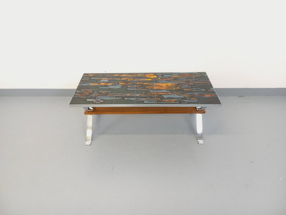 Image 1 of Vintage salontafel uit de jaren 60 en 70 van keramiek, verchroomd metaal en hout.