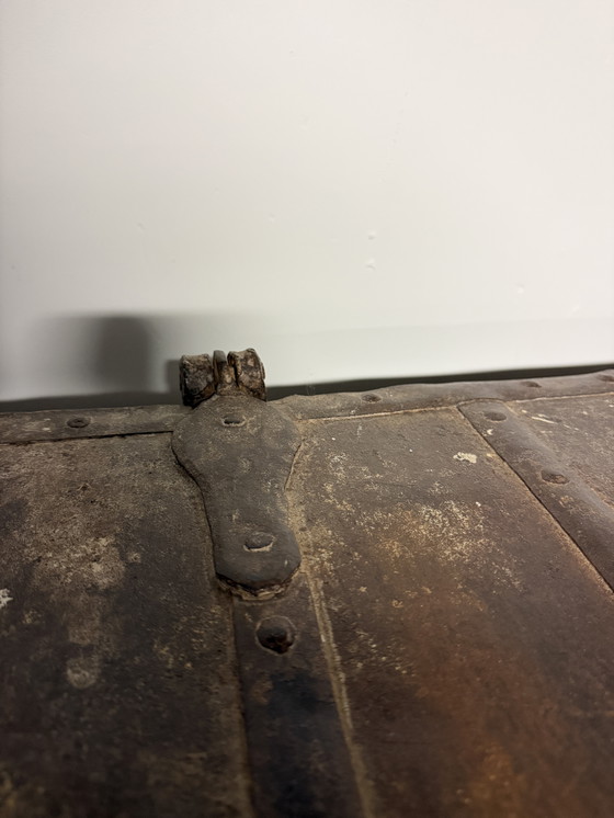 Image 1 of Houten Kist met Metalen Beslag - Uniek Stuk