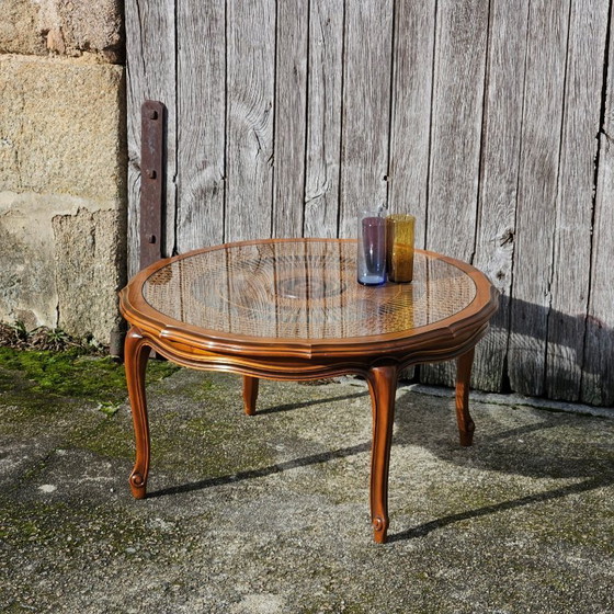 Image 1 of Tavolino da caffè rotondo vintage francese in legno, vetro e rattan - Grande tavolo da salotto in stile Luigi XV - anni '60