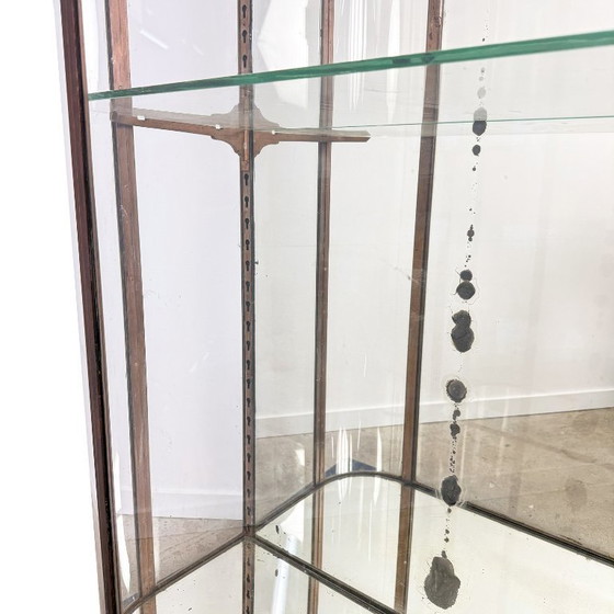 Image 1 of Grote antieke museum vitrinekast met gebogen glas – bronskleurig metalen vitrinekast