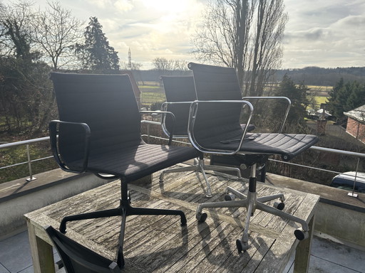 Vitra EA 107 en EA117 stoelen