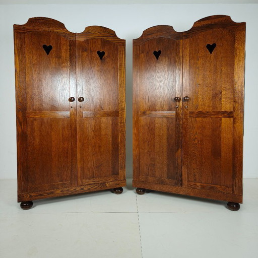Ein Paar belgische Eichenschränke mit Herzmotiv, 20. Jahrhundert – kledingkasten, Wood (photo 2 of 15)