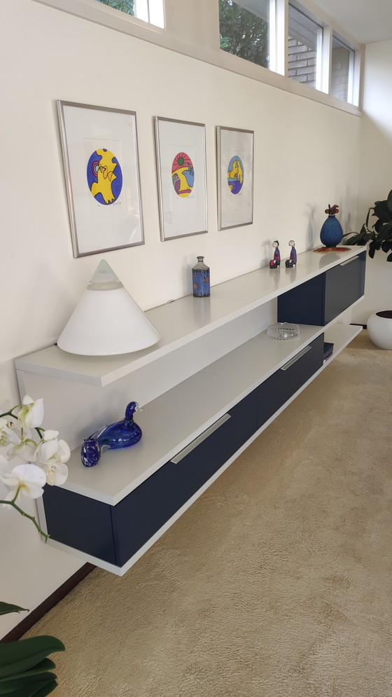 Image 1 of Aparador grande Interlubke de pared en blanco brillante y azul grisáceo.