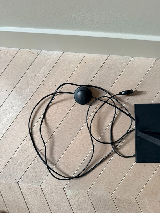 Image 1 of 1x, zwart metalen vloerlamp, met lichtgrijze kap