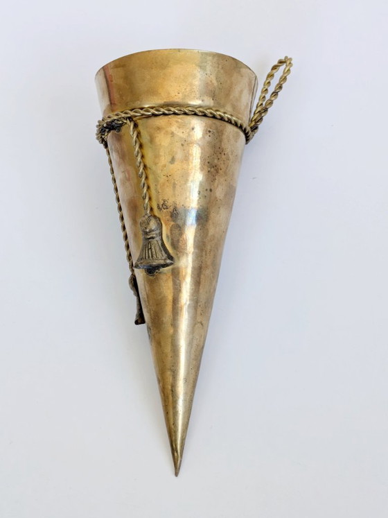 Image 1 of Vaso da parete vintage in ottone conico, decorazione a corda martellata e nappa, stile neoclassico.