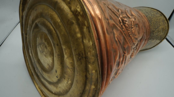 Image 1 of Soporte para paraguas de cobre antiguo, cubo de carbón para pellets, kit de pellets con relieve de Rembrandt