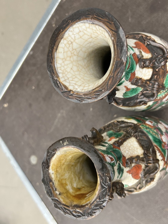 Image 1 of Porseleinen vazen met krijtwitte glazuur en krijgsscènes in Nanking-stijl gemaakt rond 1880-1900