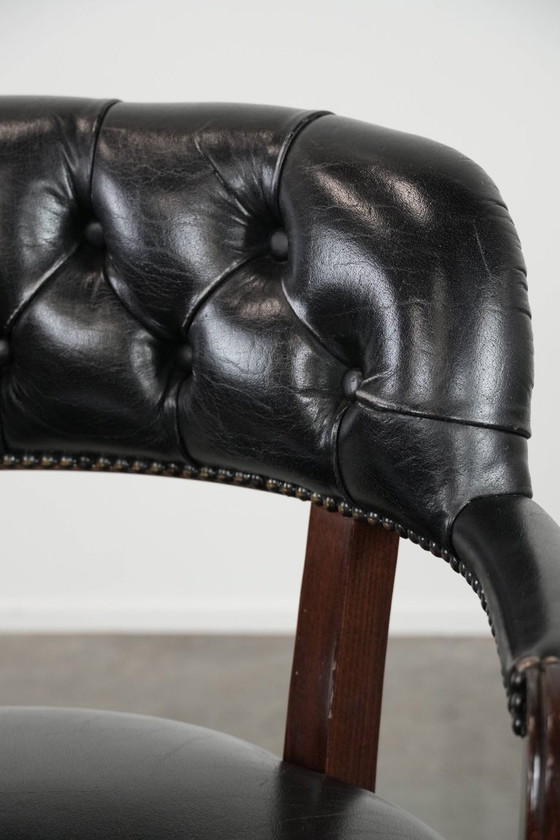 Image 1 of Zwarte, tijdloze, chesterfield bureaustoel gemaakt van rundleer en hout op wieltjes