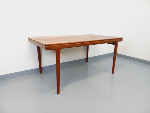 Scandinavian rectangular vintage dining table by Johannes Andersen for Samcom from the 60s in teak with integrated extensions
