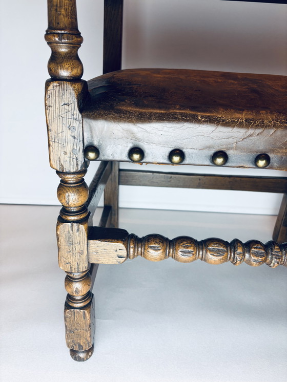 Image 1 of 🪑 Vintage eikenhouten armstoel met origineel leren bekleding (1920–1950)