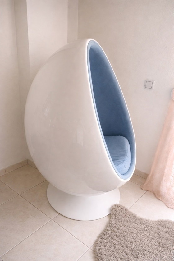Image 1 of "Egg Chair" / Eistuhl - Πολυθρόνα Σχέδιο Space Age - Λευκό/Γαλάζιο //    Design Egg Chair / Lounge Swivel Chair - White/Light   