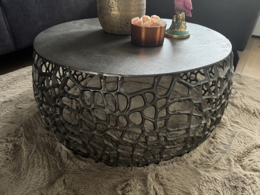 Jolie petite table en acier ajouré