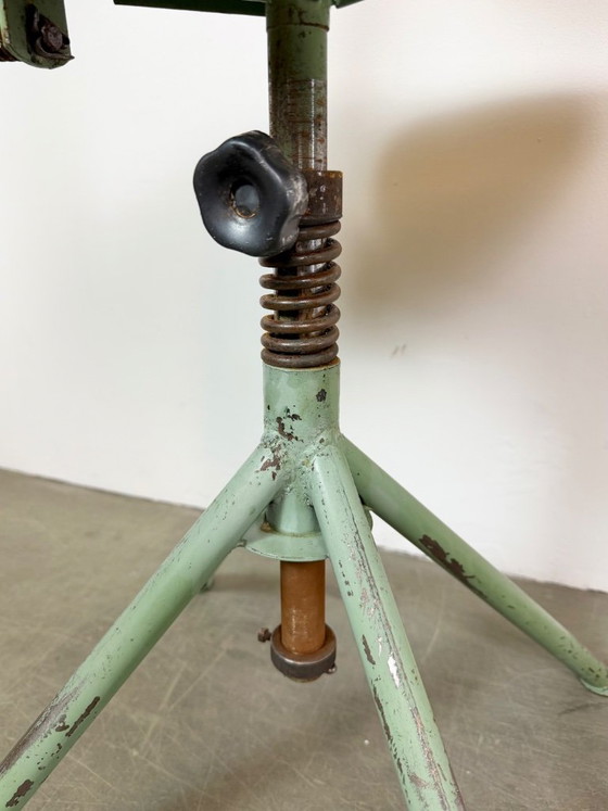 Chaise d'atelier industrielle verte, années 1950 – Tabourets, Iron (photo 18 of 18)