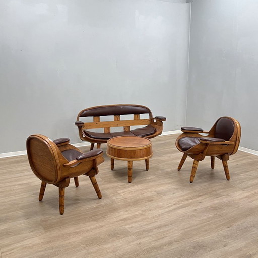 Sala de estar rústica con sillones y sofá de barril de madera, Italia, década de 1970. – barkrukken, Leather