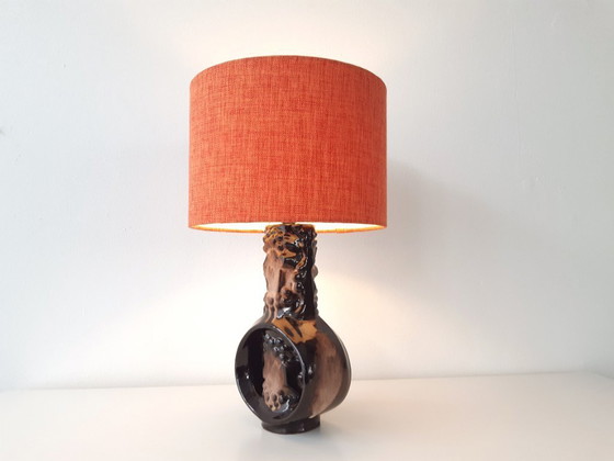 Image 1 of Base per lampada vintage in ceramica marrone scuro riccamente decorata degli anni '70 con un nuovo paralume fatto a mano; Fa