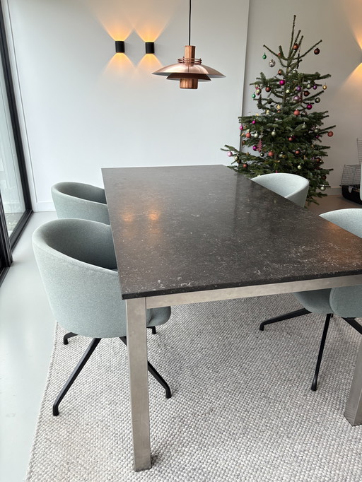 Mooie tafel van Belgisch hardsteen 