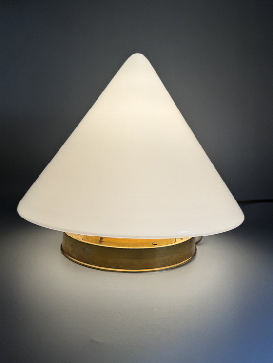 Image 1 of Plafonnier avec abat-jour conique en verre et monture en laiton