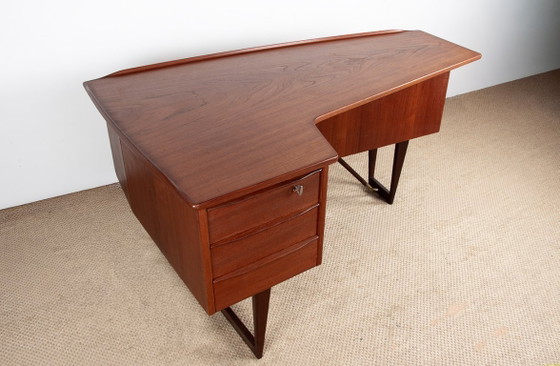 Image 1 of Scrivania danese a forma di "boomerang" in teak e ottone, disegnata da Peter Lovig Nielsen nel 1968.