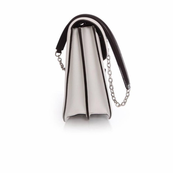Image 1 of Borsa a tracolla Alexander McQueen, modello Heroine, in bianco e nero.