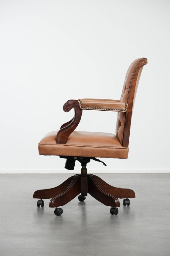 Image 1 of Rundleren en houten swiffel en tilt chesterfield bureaustoel in Engelse stijl op wieltjes