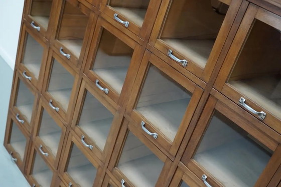 Image 1 of Großer, antiker deutscher Kurzwarenschrank/Vitrinenschrank aus Buchenholz, 1950er Jahre