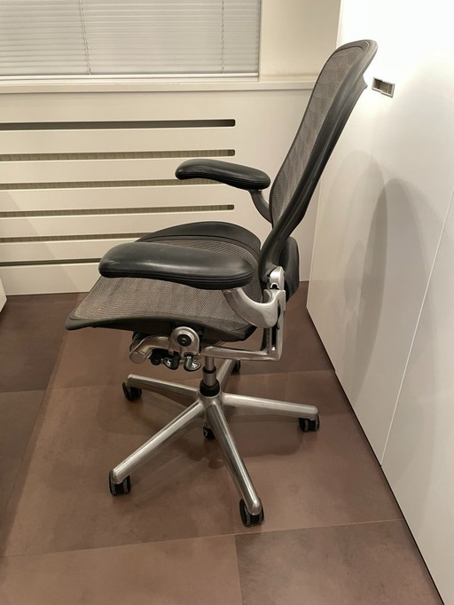 Esmoquin pulido Herman Miller Aeron con opciones completas